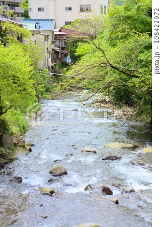 温泉街を流れる綺麗な清流 108422972