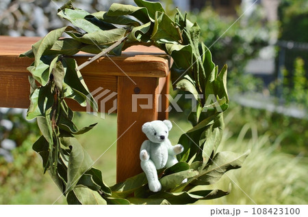 ローリエのドライフラワーのリースとテディベア　 108423100