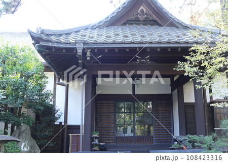 東京都新宿区高田の馬場に建つ岩倉具視旧居の建物 108423316
