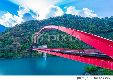 富山県黒部市 うなづき湖に架かる赤い湖面橋の写真素材 [108423395] - PIXTA