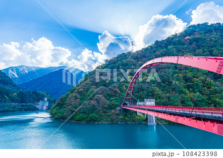 富山県黒部市　うなづき湖に架かる赤い湖面橋 108423398