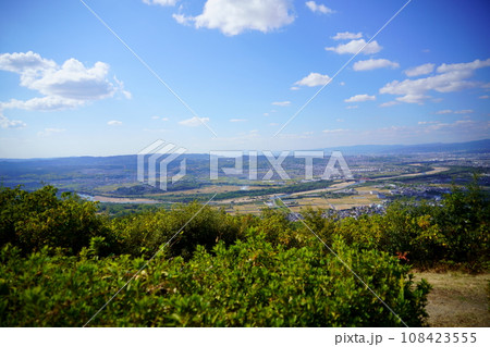 万灯呂山展望台から見下ろす京田辺市・大阪北部・京都南部のパノラマ 108423555