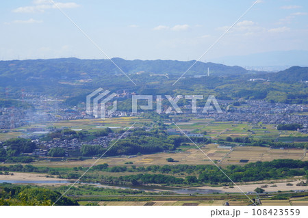 万灯呂山展望台から見下ろす同志社大学キャンパス方面 108423559