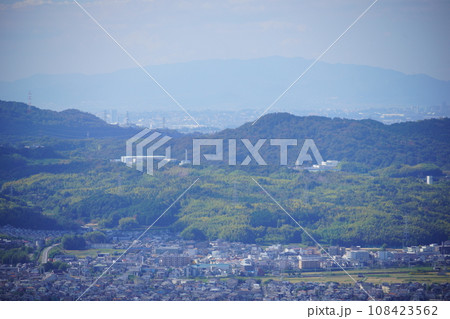 万灯呂山展望台から見下ろす京都府南部京田辺市 万灯呂山展望台から見下ろす京都府南部京田辺市 108423562