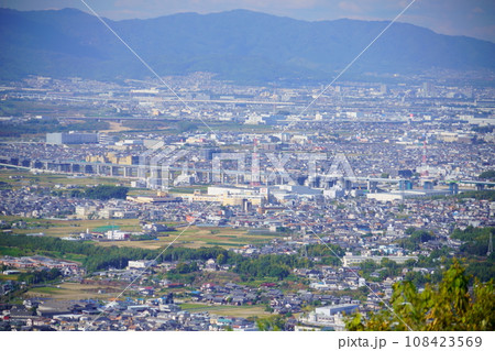 万灯呂山展望台から見下ろす城陽市中心部の望遠撮影 108423569