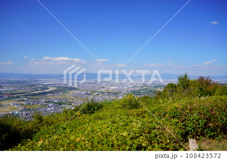 爽快な万灯呂山展望台からの風景・京都府南部のパノラマ 108423572