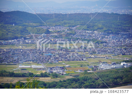 万灯呂山展望台から京田辺市役所方面 108423577