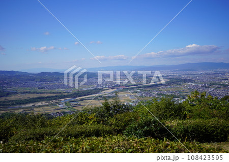 万灯呂山展望台から木津川の流れを見下ろす 万灯呂山展望台から木津川の流れを見下ろす 108423595
