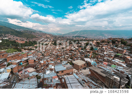 南米コロンビアの活気あふれる観光地メデジンのコミュナ13の展望台から見た景色 南米コロンビアの活気あふれる観光地メデジンのコミュナ13の展望台から見た景色 108423598