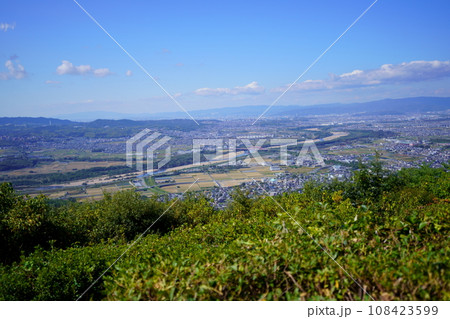 万灯呂山展望台から木津川の流れを見下ろす大パノラマ 万灯呂山展望台から木津川の流れを見下ろす大パノラマ 108423599