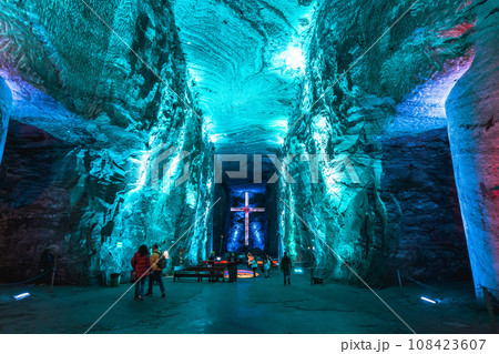 南米コロンビアの首都ボゴタから程近い街にある岩塩採掘場跡地に作られた青く光る塩の教会 108423607