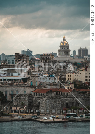 キューバの首都ハバナ旧市街を対岸から見渡す展望台からの景色 キューバの首都ハバナ旧市街を対岸から見渡す展望台からの景色 108423612
