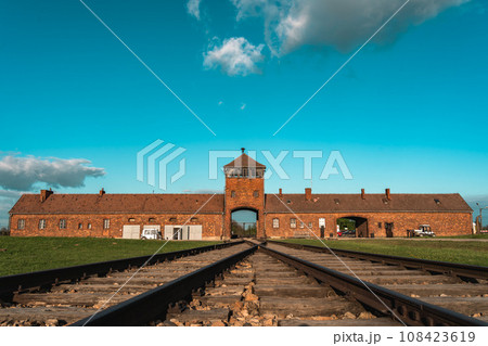 ポーランドのアウシュビッツ・ビルケナウ強制収容所の外観 ポーランドのアウシュビッツ・ビルケナウ強制収容所の外観 108423619