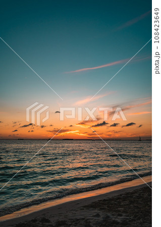 メキシコのリゾート地カンクンから程近いムへーレス島のビーチから眺める夕陽 メキシコのリゾート地カンクンから程近いムへーレス島のビーチから眺める夕陽 108423649