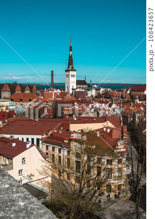 バルト三国の一つエストニアの首都タリン旧市街を展望台から見た街並み 108423657