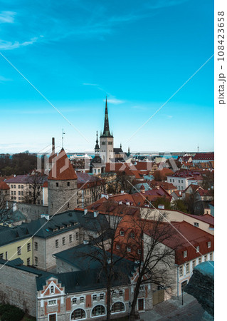 バルト三国の一つエストニアの首都タリン旧市街を展望台から見た街並み バルト三国の一つエストニアの首都タリン旧市街を展望台から見た街並み 108423658