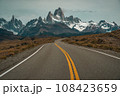 アルゼンチン南部パタゴニア地方を代表する山であるフィッツロイとそこに続く一本道 108423659