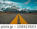 アルゼンチン南部パタゴニア地方を代表する山であるフィッツロイとそこに続く一本道 108423663