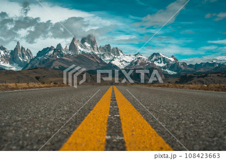 アルゼンチン南部パタゴニア地方を代表する山であるフィッツロイとそこに続く一本道 108423663