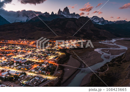 アルゼンチン南部パタゴニア地方を代表する山であるフィッツロイと街の明かりを一望できる展望台 108423665