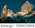 アルゼンチン南部パタゴニア地方を代表する山であるフィッツロイを近くで見上げる 108423668