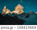 アルゼンチン南部パタゴニア地方を代表する山であるフィッツロイを近くで見上げる 108423669