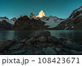 アルゼンチン南部パタゴニア地方を代表する山であるフィッツロイを近くで見上げる 108423671