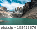 チリ南部パタゴニア地方を代表する山であるトレスデルパイネ 108423676