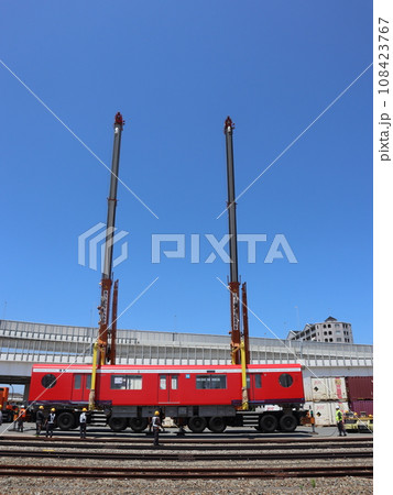 クレーンつり上げ中の鉄道車両（東京メトロ2000系） 108423767