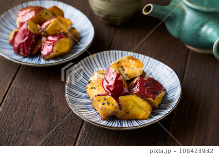 皿に盛り付けた大学芋 108423932