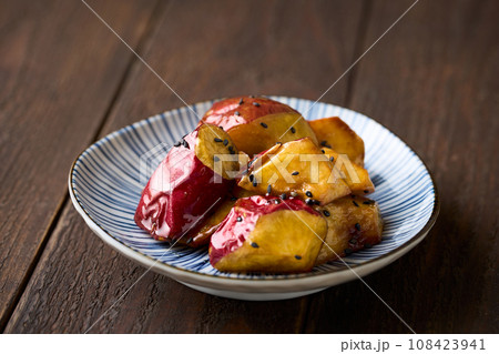 皿に盛り付けた大学芋 108423941