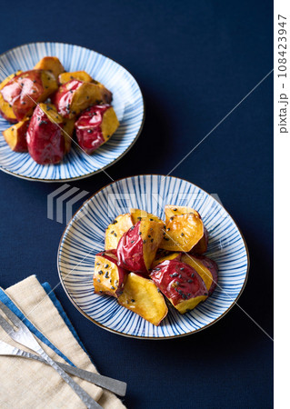 皿に盛り付けた大学芋 皿に盛り付けた大学芋 108423947