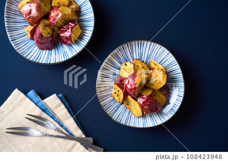 皿に盛り付けた大学芋 皿に盛り付けた大学芋 108423948