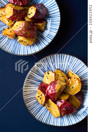 皿に盛り付けた大学芋 108423952