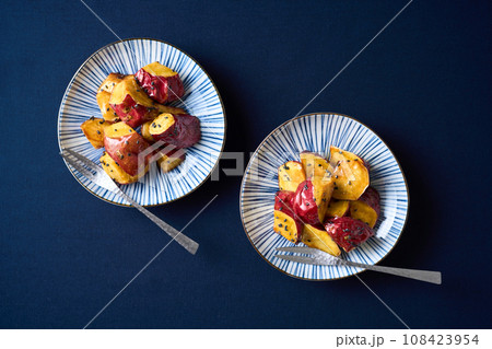 皿に盛り付けた大学芋 皿に盛り付けた大学芋 108423954