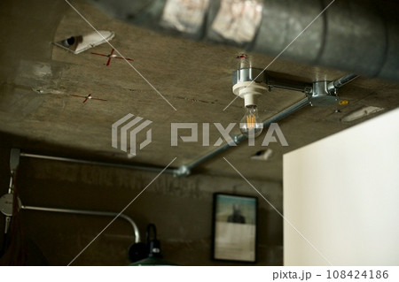 天井に設置したLEDの裸電球 天井に設置したLEDの裸電球 108424186