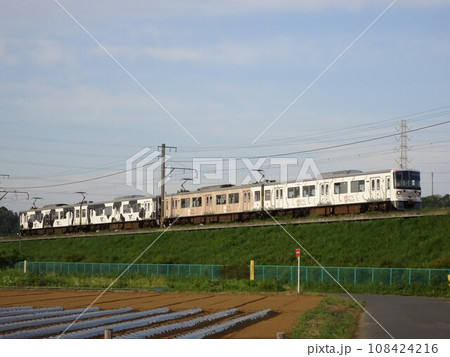 築堤を走るひつじでんしゃとうしでんしゃ 築堤を走るひつじでんしゃとうしでんしゃ 108424216