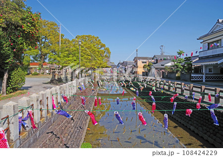 福岡県うきは市の素盞嗚神社まえの南新川と鯉のぼり 108424229