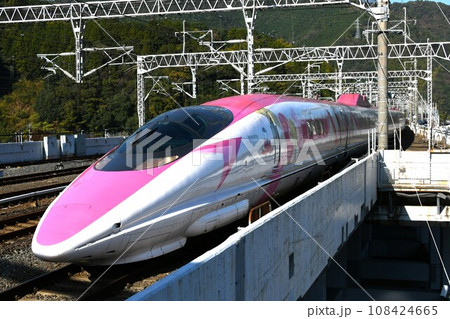 博多へ向けて山陽新幹線をゆく500系のこだま号 博多へ向けて山陽新幹線をゆく500系のこだま号 108424665