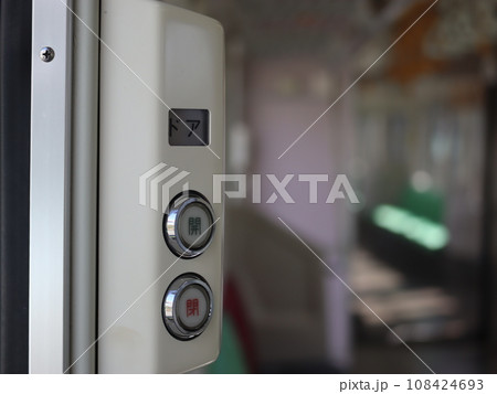 電車の半自動ドアボタン(jr東日本南武線e127系)の写真素材