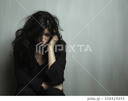 落ち込む女性 108424845