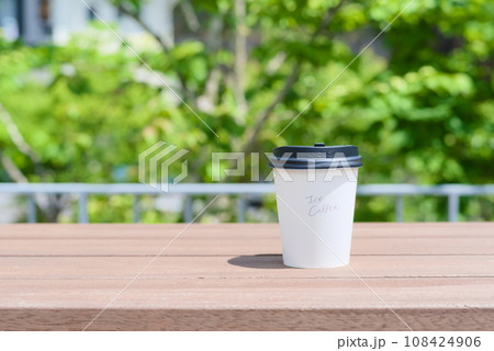 緑あふれるおしゃれな屋外カフェテラスに置いたホットコーヒー 108424906