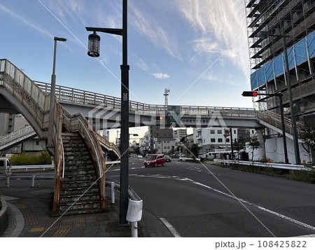 複雑に階段が伸びた小田原市民会館前の歩道橋 複雑に階段が伸びた小田原市民会館前の歩道橋 108425822