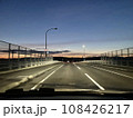 夕暮れの道路 108426217