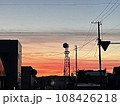 夕焼けの町 108426218