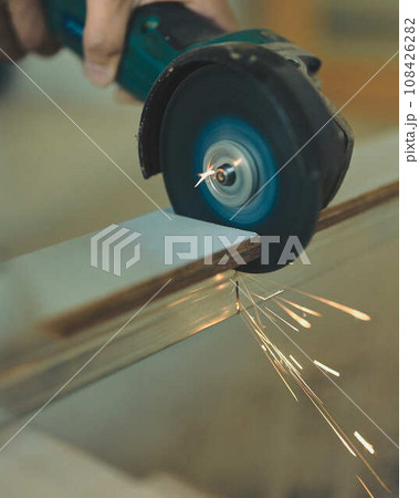 電動工具を使う手元 108426282