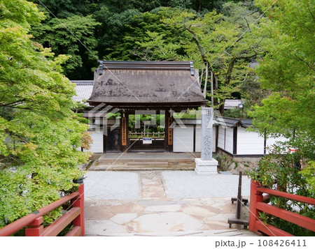 奈良 宇陀市 室生寺 本坊山門(太鼓橋から、秋) 奈良 宇陀市 室生寺 本坊山門(太鼓橋から、秋) 108426411