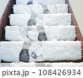 雪が積もりたての階段についた足跡 108426934