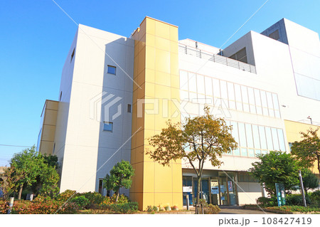 愛知県名古屋市、中川文化小劇場と中川図書館の風景 108427419