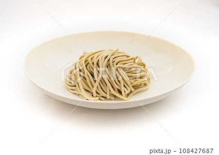 白い皿に盛られた極太中華麺のクローズアップ ゆでる前 白い皿に盛られた極太中華麺のクローズアップ ゆでる前 108427687